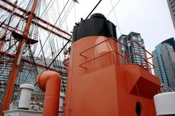 Nippon Maru, Detail, mast and funnel