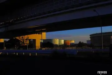 The ENEOS Crude Oil Processing Facility in Negishi as seen under the Metropolitan Expressway Bayshore Route (首都高速湾岸線 Shutokōzoku wangan-sen)