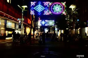 The main street of Isezakichō Shopping Street (伊勢佐木町商店街, Isezakichō shōtengai) at night