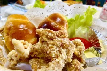 The bakery's famous Chicken Basket (Photo: Rie Toda)