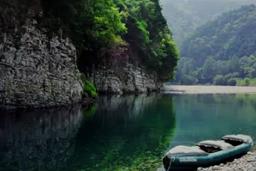 Photo: Kayaking in the Kumano area is a wonderful experience because of the beauty of the landscape. – Virginia Gonzalez / JT