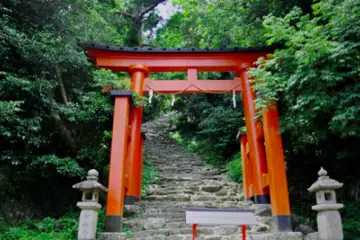 Photo: This sacred gate marks the starting point of the route to the Kamikura-jinja shrine. – Virginia Gonzalez / JT