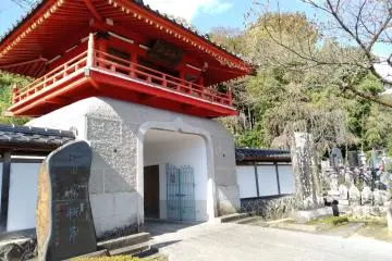 The impressive two-story temple gate