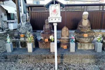 Octopus design lantern in front of Buddhist statues