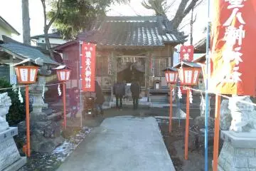 Approach to the Hachiman shrine