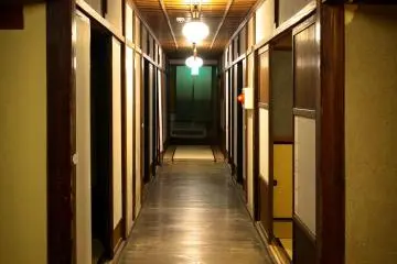 Sekizenkan offers you a peek through historical rooms