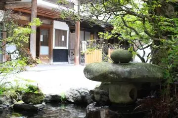 Walk into Sekizenkan's welcoming front entrance