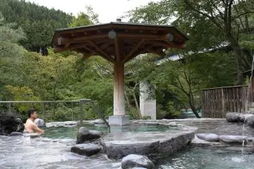 <p>อ่างอาบกลางแจ้งของผู้ชายมีวิวเหนือแม่น้ำชิมะแสนงามบริสุทธิ์</p>