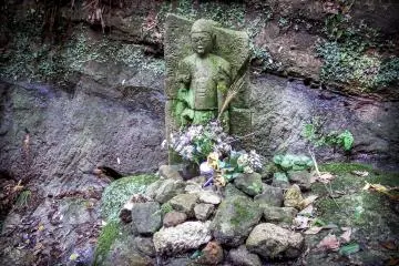 The pass holds many religious monuments