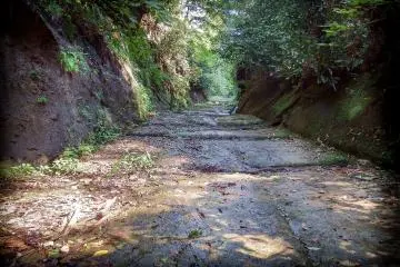 These narrow roads used to once link Kamakura to the outside world