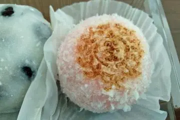 The signature mochi rice cake features the ”全" character