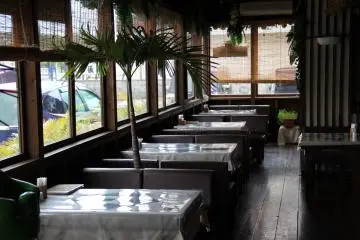 <p>The tropical decor of the Bovino's dining area fits right into Okinawa's subtropical culture</p>