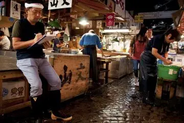 ร้านขาย พ่อค้า ลูกค้าจำนวนมาก นี่คือบรรยากาศจริงของสึคิจิ