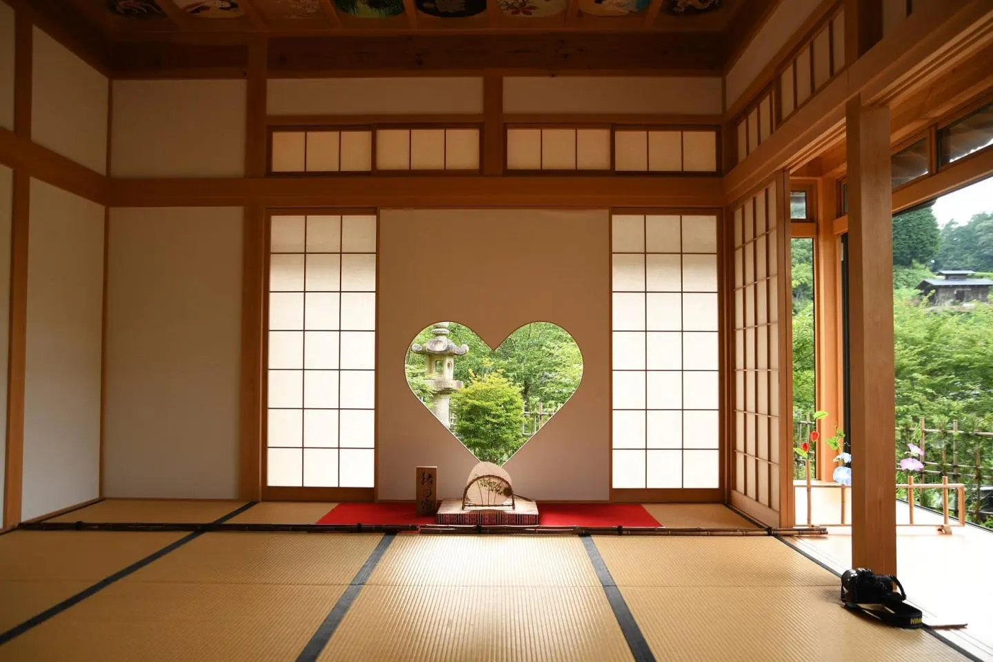 The heart-shaped window is also known as the window of happiness (Photo: Hunini / CC BY-SA 4.0)
