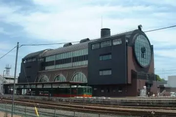 Photo: <a href="https://en.wikipedia.org/wiki/M%C5%8Dka_Station#/media/File:%E7%9C%9F%E5%B2%A1%E9%A7%85_%E9%A7%85%E8%88%8E.jpg" target="_blank" rel="noreferrer noopener nofollow">Saniboh</a> / <a href="https://creativecommons.org/licenses/by-sa/3.0/deed.en" target="_blank" rel="noreferrer noopener nofollow">CC BY-SA 3.0</a>
