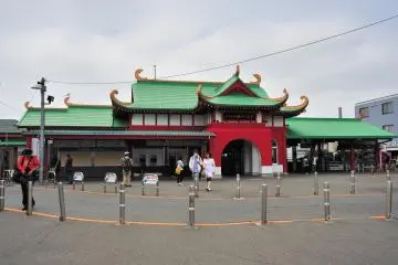 Photo: <a href="https://commons.wikimedia.org/wiki/File:Odakyu_Katase-Enoshima_Station.jpg" target="_blank" rel="noreferrer noopener nofollow">SElefant</a> / <a href="https://creativecommons.org/licenses/by-sa/3.0/deed.en" target="_blank" rel="noreferrer noopener nofollow">CC BY-SA 3.0</a>