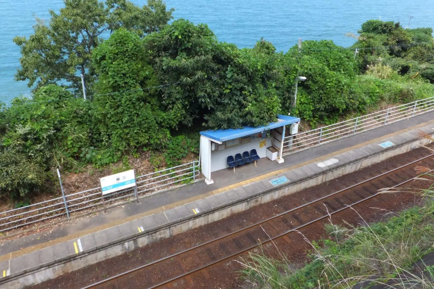 Kushi Station is located right by the coast, offering some stunning views (Photo: Sunport1216 / CC BY-SA 4.0)