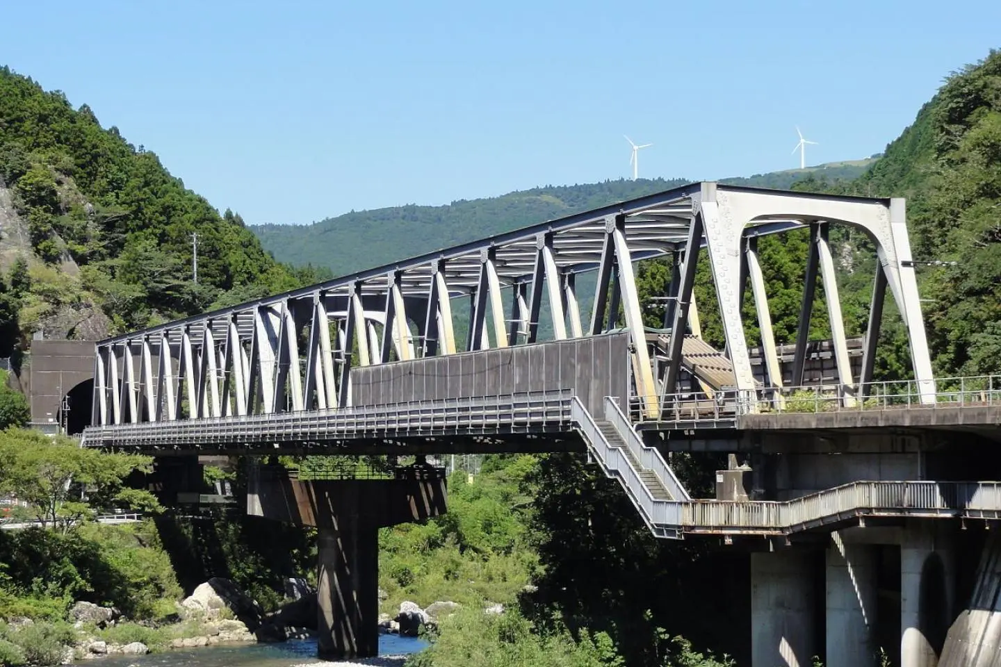Tosa Kitagawa Station sits in the middle of this iron bridge (Photo: Rsa / CC BY-SA 3.0)