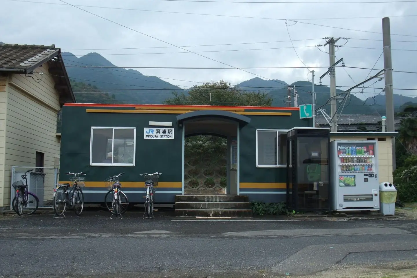 Minoura Station is sandwiched between mountains and sea (Photo: D-S-Yama / CC BY-SA 4.0)