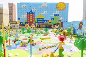 Front courtyard (Photo: ©Disney／Pixar )
