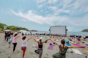 The event includes a variety of fun additional activities, including beach yoga (Photo: <a href="https://prtimes.jp/main/html/rd/p/000000007.000032644.html" target="_blank" rel="noreferrer noopener nofollow">Zushi Beach Film Festival Executive Committee</a>)