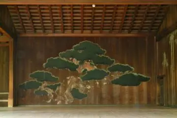 <p>Une peinture d'un pin sur l'un des b&acirc;timents</p>