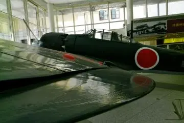 <p>Un avion de chasse japonais &agrave; l'int&eacute;rieur du mus&eacute;e de la guerre Yushukan</p>