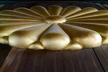 <p>Un motif de fleur sur la porte principale du temple</p>