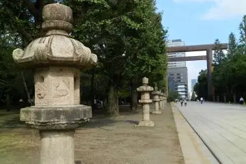 <p>Les lanterne de l'all&eacute;e principale</p>