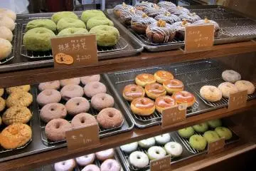 Mouthwatering options at Nicotto & Mam Doughnut Café (Photo: <a href="https://flickr.com/photos/wallyg/5843396931/" target="_blank" rel="noreferrer noopener nofollow">Wally Gobetz</a> / <a href="https://creativecommons.org/licenses/by-nc-nd/2.0/" target="_blank" rel="noreferrer noopener nofollow">CC BY-NC-ND 2.0</a>)