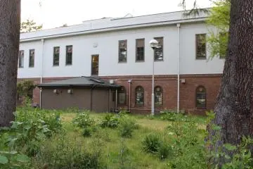 The backside of the building has the same characteristic features of brick and plaster, paired with rounded and square windows.