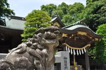 Komainu statue at Kasukabe Hachiman Shrine