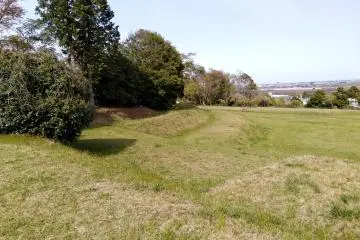 Halfway up the mound, looking down at the layers.