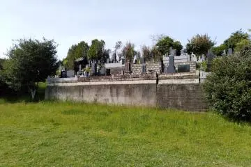A cemetery occupies the bottom section of the kofun.