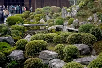 สวนเขียวขจีหน้าศาลาไคเซ็นโดะ