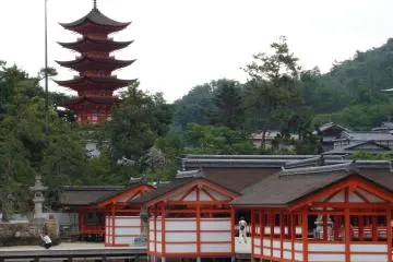 <p>La pagode du &laquo; Pavillon aux mille tatamis&nbsp;&raquo; (Senjokaku)&nbsp;et le sanctuaire d'Itsukushima au premier plan</p>