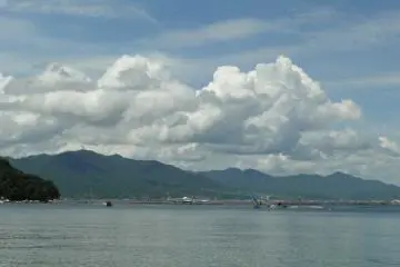 <p>Vue sur la mer depuis la plage de Tsutsumigaura</p>