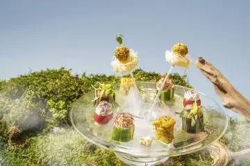 Dry ice creates a mist around the savory plate to emulate the sky (Photo: <a href="https://prtimes.jp/main/html/rd/p/000001393.000024668.html" target="_blank" rel="noreferrer noopener nofollow">Seibu Prince Hotels Worldwide</a>)