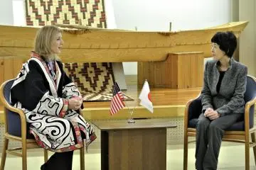 Ambassador Caroline Kennedy met Hokkaido Governor Harumi Takahashi at the Museum 