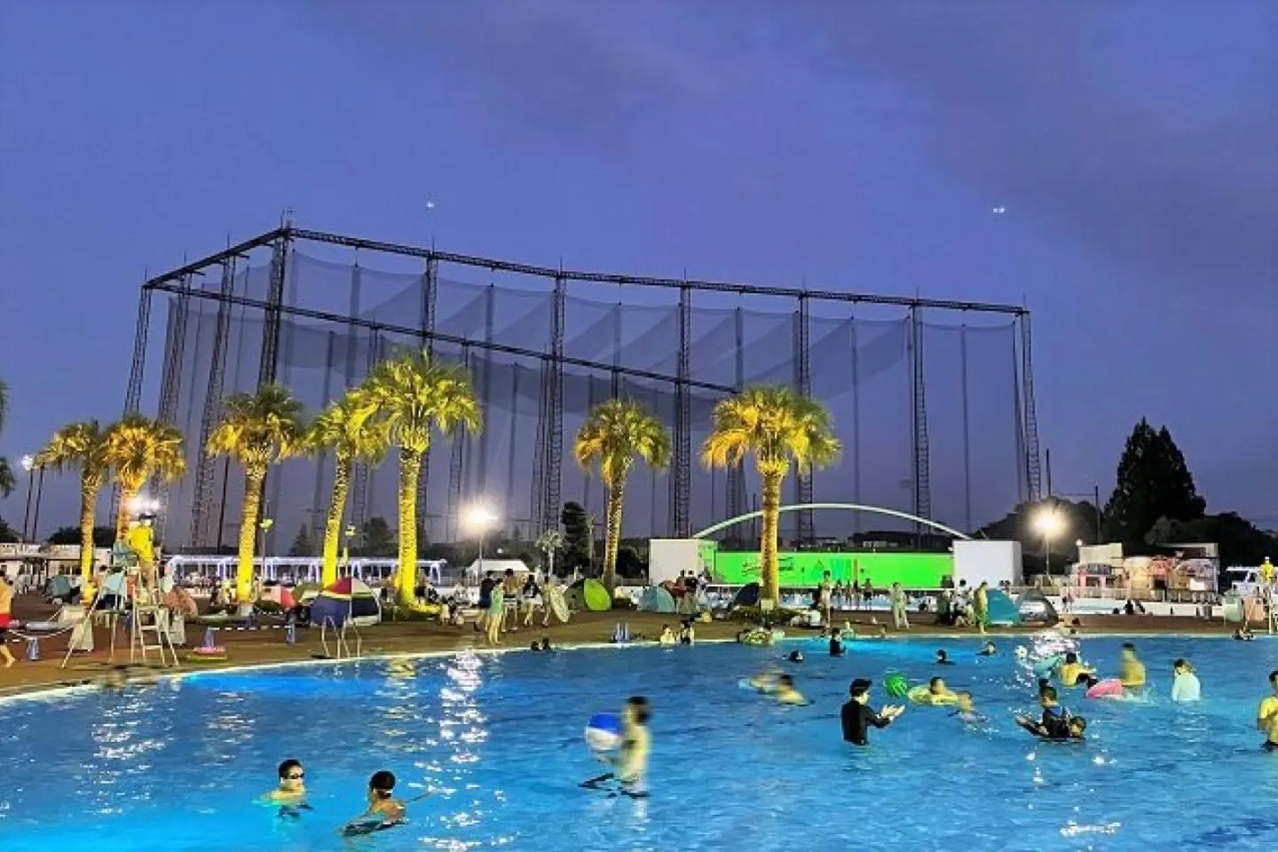 The night pool provides plenty of after dark summer fun (Photo: Yomiuri Land Co., Ltd.)