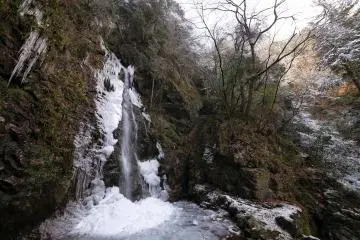 The falls have a completely different appearance during the winter months