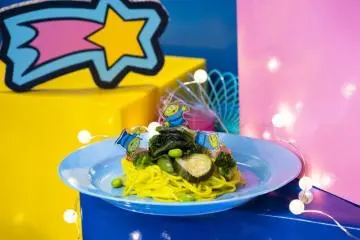 The green pasta features spinach, edamame, broccoli, and snap peas (Photo: Legs Co., Ltd.)
