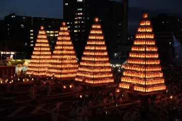 Towers of lanterns are carried during the Tobata Gion Festival (Photo: Courtesy of Kitakyushu City)