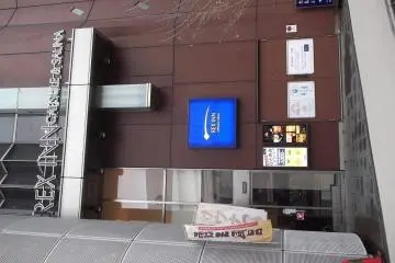 The entrance to the hotel