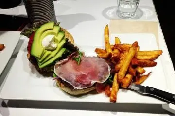 Journal Standard Gives Rise to a Burger Joint [Closed]