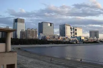 Pantai di sepanjang Odaiba Seaside Park (Taman Pesisir Odaiba)