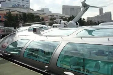 Kapal Layar Tokyo Himeko, didesain oleh Leiji Matsumoto, sedang menepi di Odaiba Seaside Park setelah melakukan perjalanan dari Asakusa