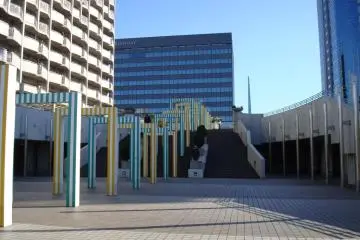 25 serambi bertiang karya seniman Perancis Daniel Buren