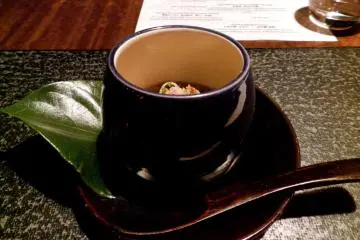 <p>ประดับด้วยใบไม้สด</p>