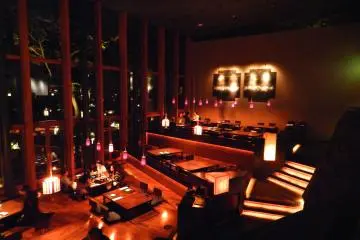 <p>ที่นั่งต่างระดับของร้านคาสุเกะ</p>